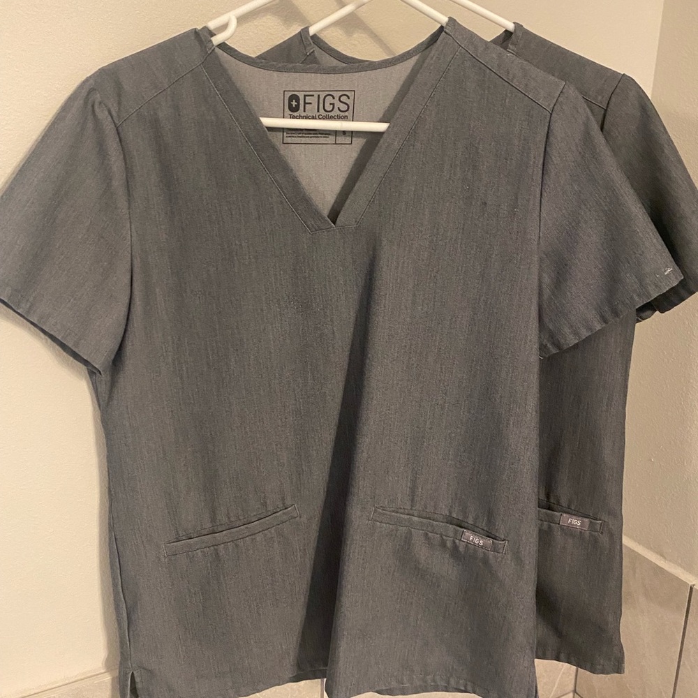 FIGS Casma Three-Pocket Scrub Top - Graphite, Medium